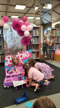 Barbie zabava v knjiznici, foto KPGT (2)